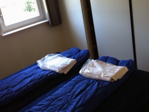 8 persoons bungalow slaapkamer camping brabant 800x600.jpg